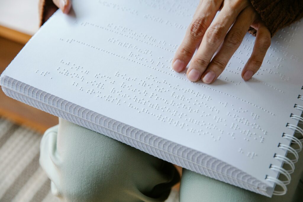 imagen de una persona estudiando en braile